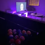 Spacious Modern - Centre