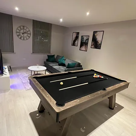 Spacious Modern - Centre Apartment