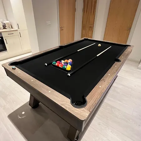 Spacious Modern - Centre *