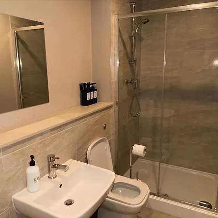 Spacious Modern - Centre Apartment